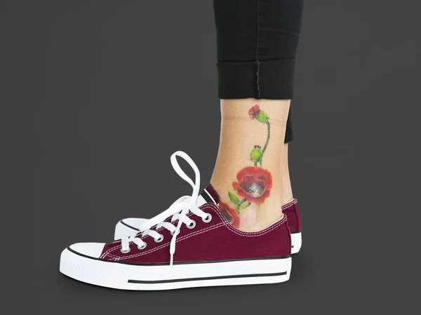 Ayak bileği çiçek dövme — Stok fotoğraf