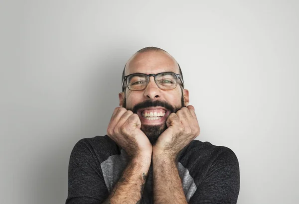 Sonriente barbudo caucásico hombre — Foto de Stock