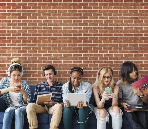 Studenti pomocí digitálních zařízení — Stock fotografie