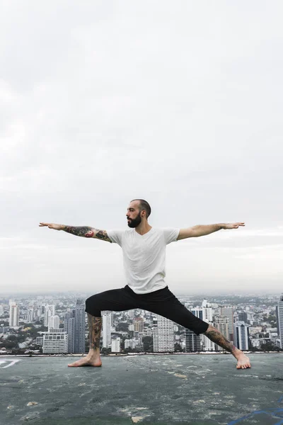 Man utövar yoga — Stockfoto