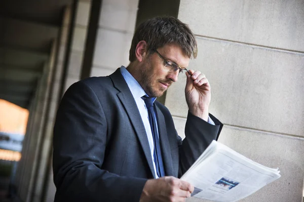 işadamı okuma gazete