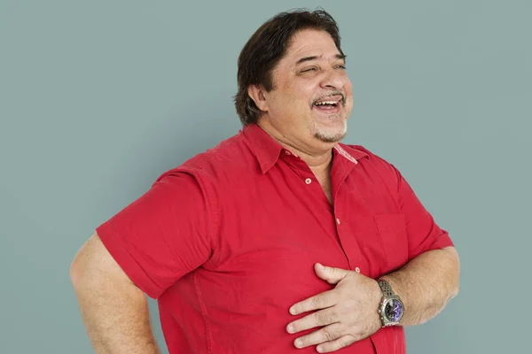 Смеющийся взрослый мужчина в красной рубашке — стоковое фото