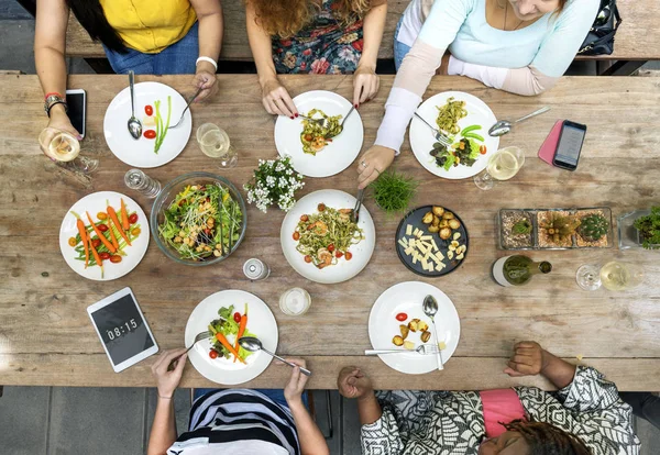 Kadınlar birlikte yemek yiyor. — Stok fotoğraf
