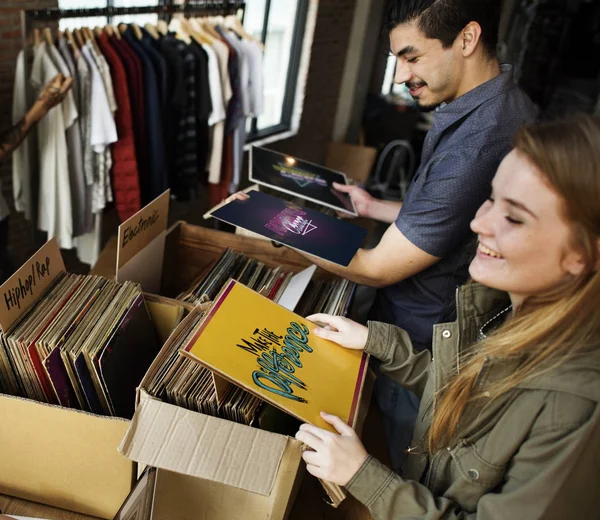 Amigos escolhendo discos de vinil — Fotografia de Stock