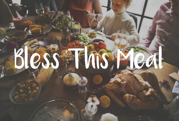 Mensen die eten aan tafel geserveerd — Stockfoto