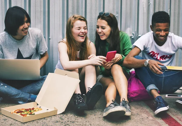 Amigos pasando tiempo juntos — Foto de Stock