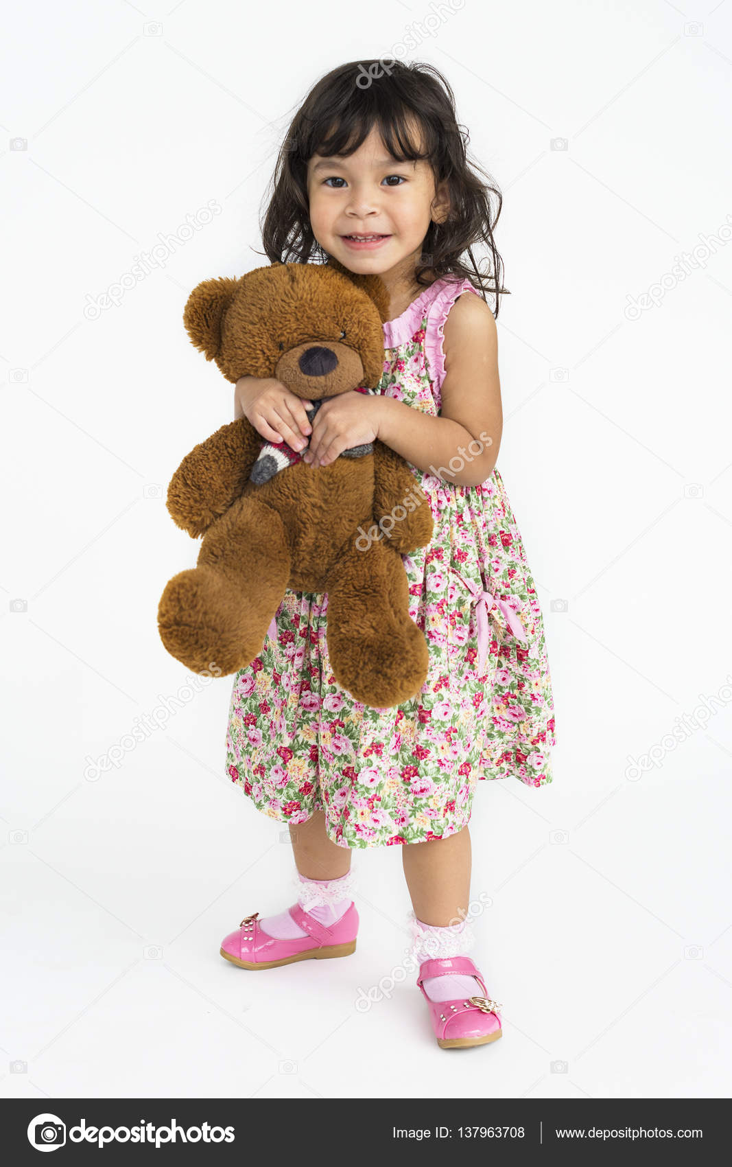 Little girl holding teddy bear — Stock 