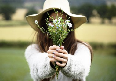 kadın holding kır çiçekleri