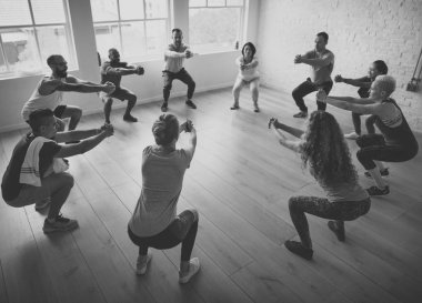 İnsanlar egzersiz sınıfında