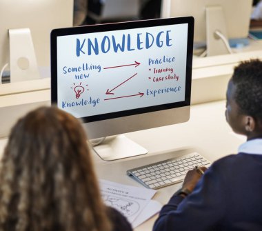 sınıf öğrencilerin bilgisayar kullanarak