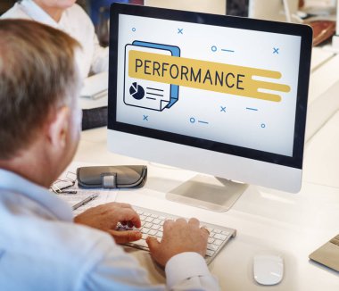 Olgun iş adamı bilgisayarda çalışıyor.