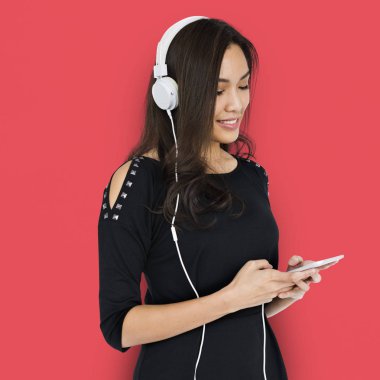 Kulaklıkla müzik dinleyen kadın