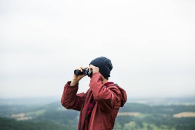 dürbün içinde görünen adam 