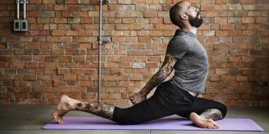 Yoga egzersiz egzersiz yapan erkek