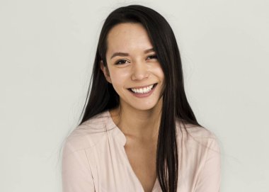 Uzun saçlı genç bir kadın.