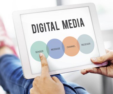 Dijital tablet kullanan kişi