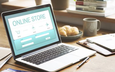 Açık tablo üstünde laptop