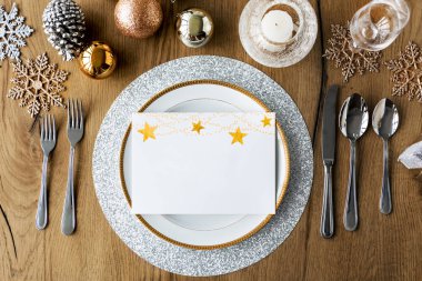 Yılbaşı süsleri ve hizmet tablo