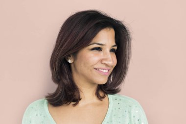 Kısa saçlı yetişkin bir kadın.