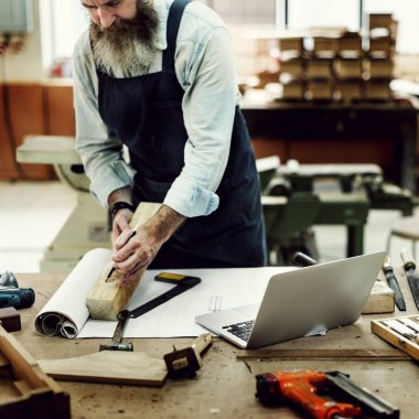 Marangoz atölyede çalışıyor.