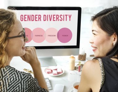 İşyeri masada genç kadın