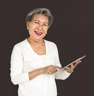  dijital tablet kullanan kadın