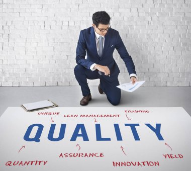 İşadamı belge belgelerle çalışma