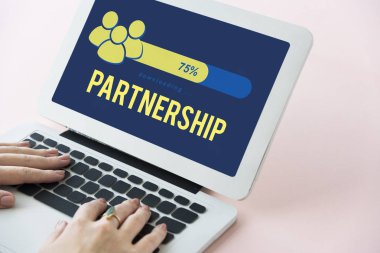 bilgi ile çalışan dizüstü bilgisayar