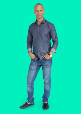 Beyaz yakışıklı adam ayakta