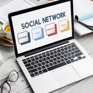 çalışma alanı tablo açılan laptop