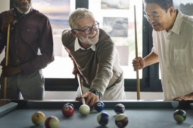 Bilardo oynayan arkadaşlar