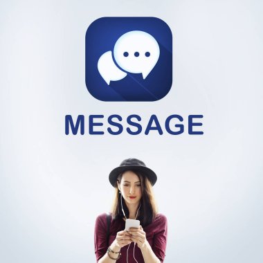 Akıllı telefon kullanan genç bir kadın.