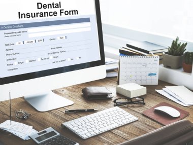 bilgisayar monitöründe ofis masaları