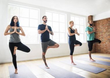 insanlar Yoga pratik yapıyor
