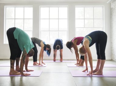 insanlar Yoga pratik yapıyor