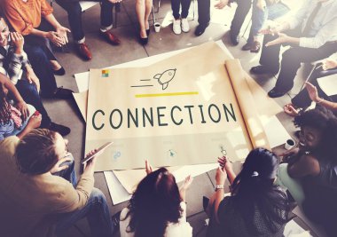 Daire içinde oturan çeşitlilik insanlar