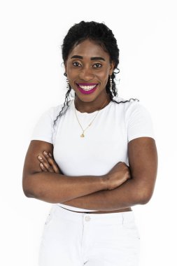 Çapraz kolları olan Afrikalı kadın