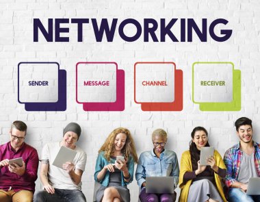 Dijital aygıtlar kullanan insanlar