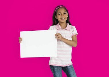 Neşeli kız holding kağıt boş