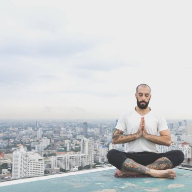 Yoga yapan adam.