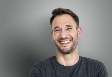 yakışıklı gülen adam