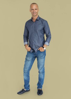 Beyaz yakışıklı adam ayakta