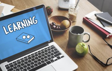 Açık tablo üstünde laptop