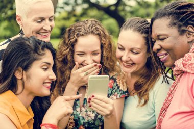 Dijital aygıt kullanarak kadınlar