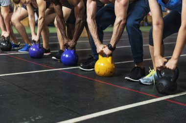 Spor salonunda egzersiz yapan insanlar