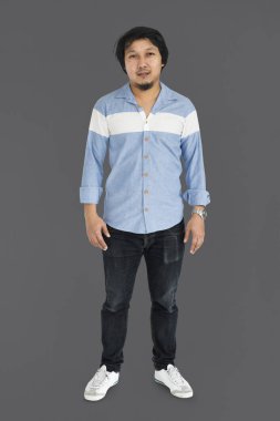 Asya stüdyoda poz adam