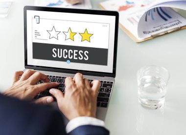 tipik dizüstü klavye üzerinde işadamı