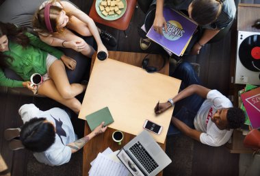 Arkadaşlar birlikte takılıyor.