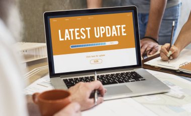 dizüstü bilgisayarda çalışan mimar