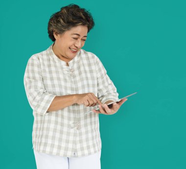 kadın holding tablet